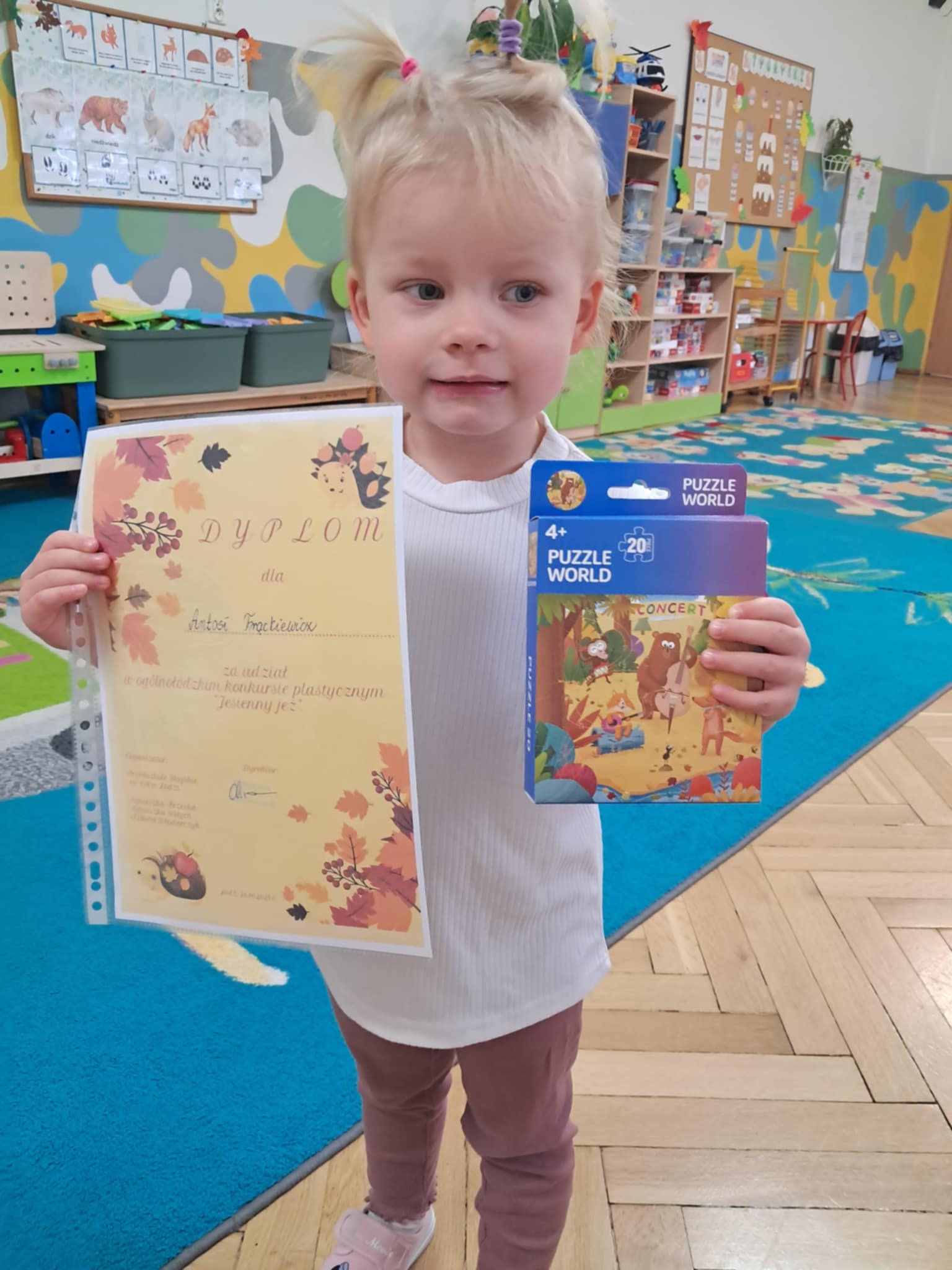 Dziewczynka z dyplomem i nagrodą