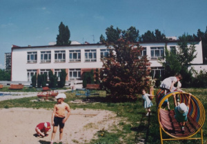 Archiwalne zdjęcie przedszkola. Dzieci bawiące się w piaskownicy i na drabinkach.