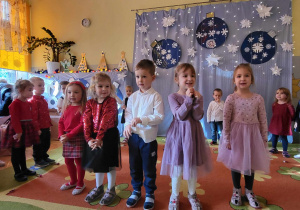 Uroczystość choinkowa - dzieci recytują wiersz.