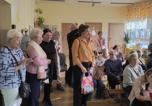 Widownia na uroczystości z okazji Dnia Babci i Dziadka.