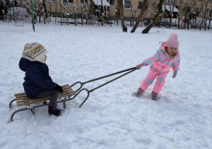 Zabawy na śniegu - zjazdy saniami.