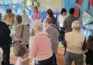 Wspólna zabawa dzieci i Dziadków przy muzyce.