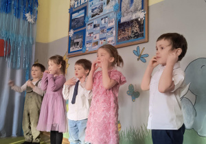 Występy dzieci na uroczystości z okazji Dnia Babci i Dziadka.