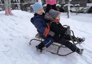 Zabawy na śniegu - zjazdy saniami.