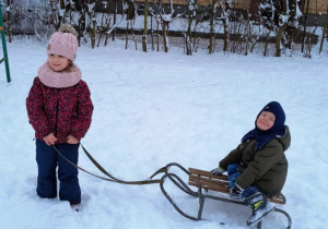 Zabawy na śniegu - zjazdy saniami.