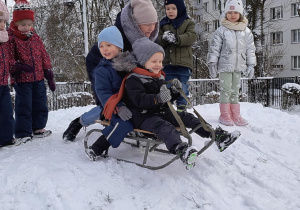 Zabawy na śniegu - zjazdy saniami.