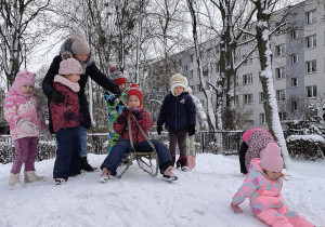 Zabawy na śniegu - zjazdy saniami.
