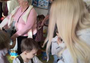 Wspólna zabawa dzieci i Dziadków przy muzyce.