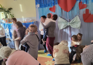 Wspólna zabawa dzieci i Dziadków przy muzyce.