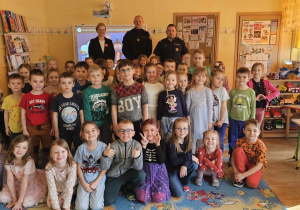 Zdjęcie grupowe dzieci z pracownikami ochrony kolei
