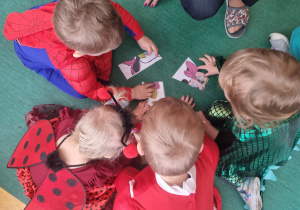 Dzieci podczas balu układają puzzle.