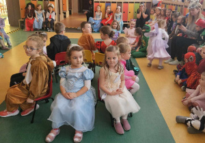 Bal Karnawałowy - dzieci siedzą na krzesełkach
