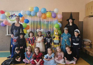 Bal Karnawałowy - dzieci wraz z Paniami pozują do zdjęcia na balonowej ściance