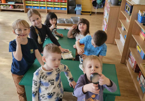 Eksperymenty - dzieci bawią się z wykorzystaniem lup i mikroskopów