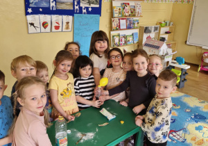 Eksperymenty - dzieci trzymają butelkę na której jest napompowany balon