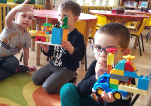 Dzień Klocków Lego - dzieci prezentują swoje budowle z klocków Duplo.