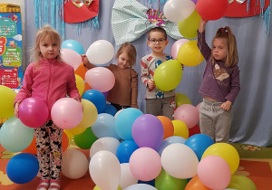 Ostatki - dzieci bawią się balonami.