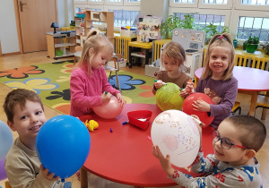 Ostatki - dzieci przyozdabiają balony.