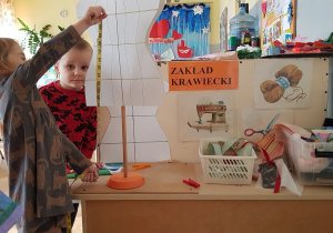 Dzieci bawią się w Kąciku Krawieckim.