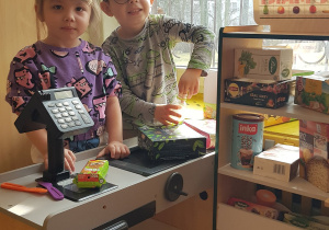 Dzieci bawią się w Kąciku Sklep Spożywczy.