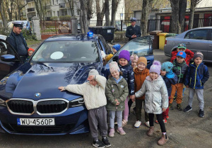 Wizyta gości z Inspekcji Transportu drogowego - dzieci oglądają samochód specjalistów