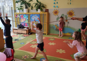 Dzieci ćwiczą z liną na gimnastyce korekcyjnej