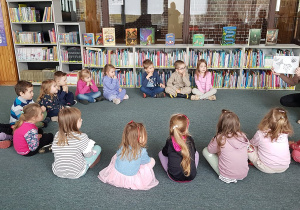 Zajęcia w bibliotece - dzieci słuchają opowiadania.