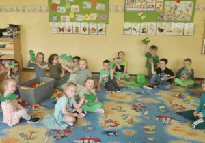 Zielony Dzień - dzieci siedza na dywanie i budują z zielonych klocków