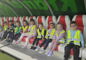 Wycieczka na stadion - dzieci siedzą na miejscach piłkarzy rezrewowych