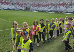 Wycieczka na stadion - dzieci stoją przy murawie
