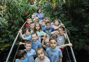 Dzieci na moście pośród egzotycznych roślin