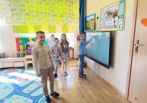 Dzieci rysują serca na ekranie dotykowym