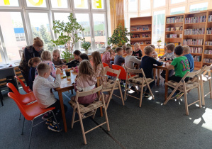 Dzieci uczestniczą w warsztatach w bibiotece