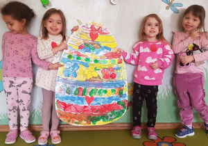 Dzieci prezentują wykonane przez siebie prace plastyczne "Wielkanocne jajo".