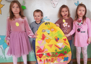 Dzieci prezentują wykonane przez siebie prace plastyczne "Wielkanocne jajo".