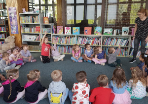 Dzieci uczestniczą w zajęciach w bibliotece.
