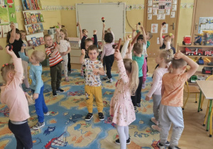 Przedszkolna Orkiestra - dzieci chodzą z instrumentami i grają w rytm słyszanej piosenki