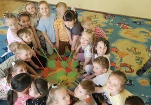 Zabawy z łapkami - dzieci za pomocą łapek wskazują biedronkę z odpowiednią ilością kropek