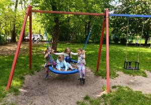 Dziewczynki huśtają się bocianim gnieździe