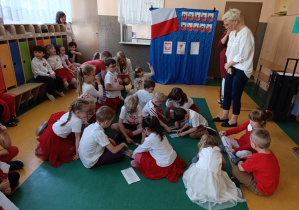 Dzieci układają obrazki z części