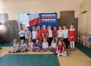 Dzieci podczas uroczystości z okazji Dnia Flagi.