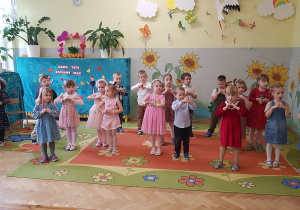 Występy dzieci podczas uroczystości z okazji Dnia Mamy i Taty.