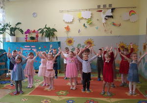 Występy dzieci podczas uroczystości z okazji Dnia Mamy i Taty.