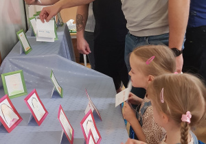 Rodzice odnajdują portrety narysowane przez swoje pociechy..