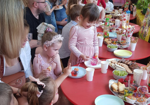 Poczęstunek z okazji Dnia Mamy i Taty.