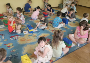 Zajęcia na percepcję wzrokową - dzieci siedzą w parach naprzeciwko siebie i układają klocki