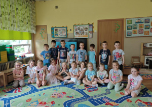 Dzieci stoją z medalami na szyji