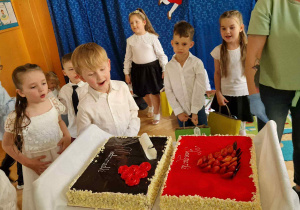 Dzieci patrzą na torty przygotowane z okazji pożegnania przedszkola