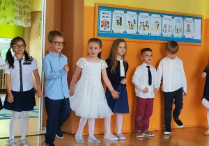 Dzieci prezentują wystąpienie z okazji pożegnania przedszkola