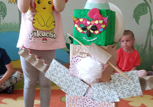 Dziewczynka prezentuje swoją pracę na konkurs EKO ZABAWKA.
